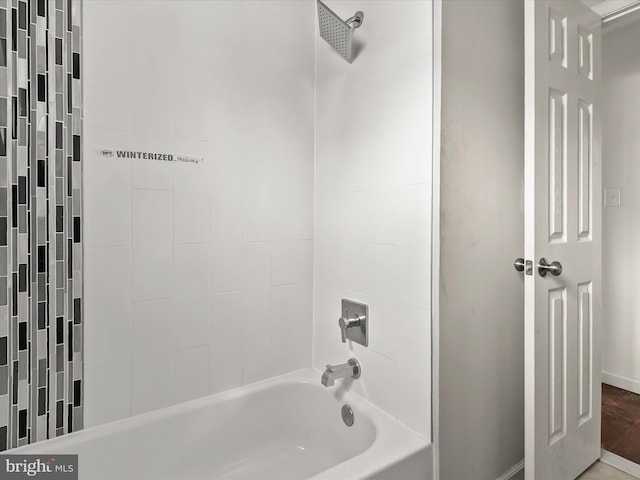 bathroom featuring tiled shower / bath