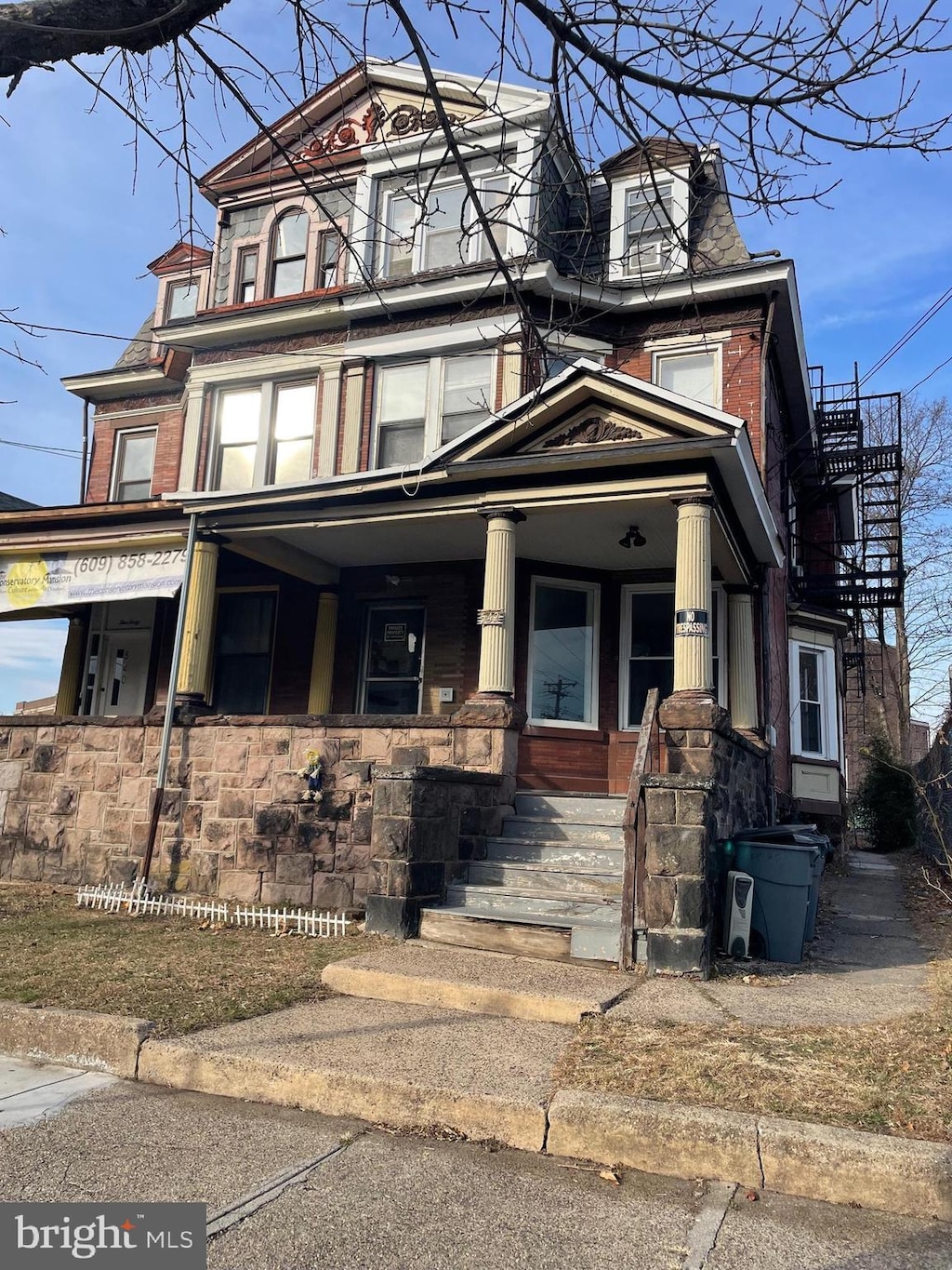 view of front facade with a porch