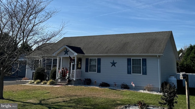 view of front facade featuring a front lawn