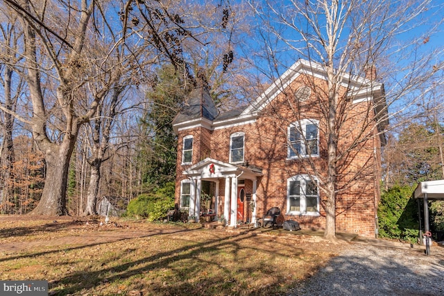 view of front facade featuring a front lawn