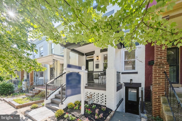 view of front of property featuring covered porch