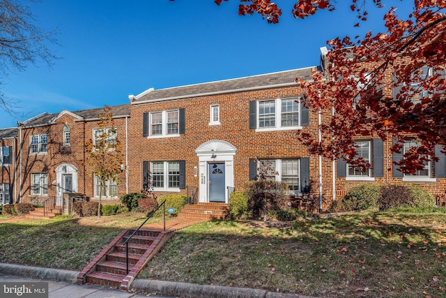 view of front of property featuring a front lawn