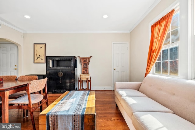 living room featuring crown molding, plenty of natural light, and hardwood / wood-style flooring