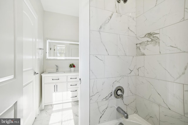 bathroom with vanity and tiled shower / bath