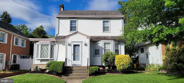 view of front of property featuring a front lawn