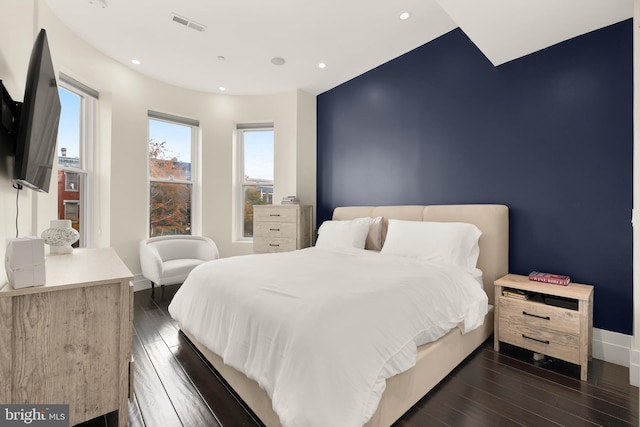 bedroom with dark wood-style floors, baseboards, visible vents, and recessed lighting