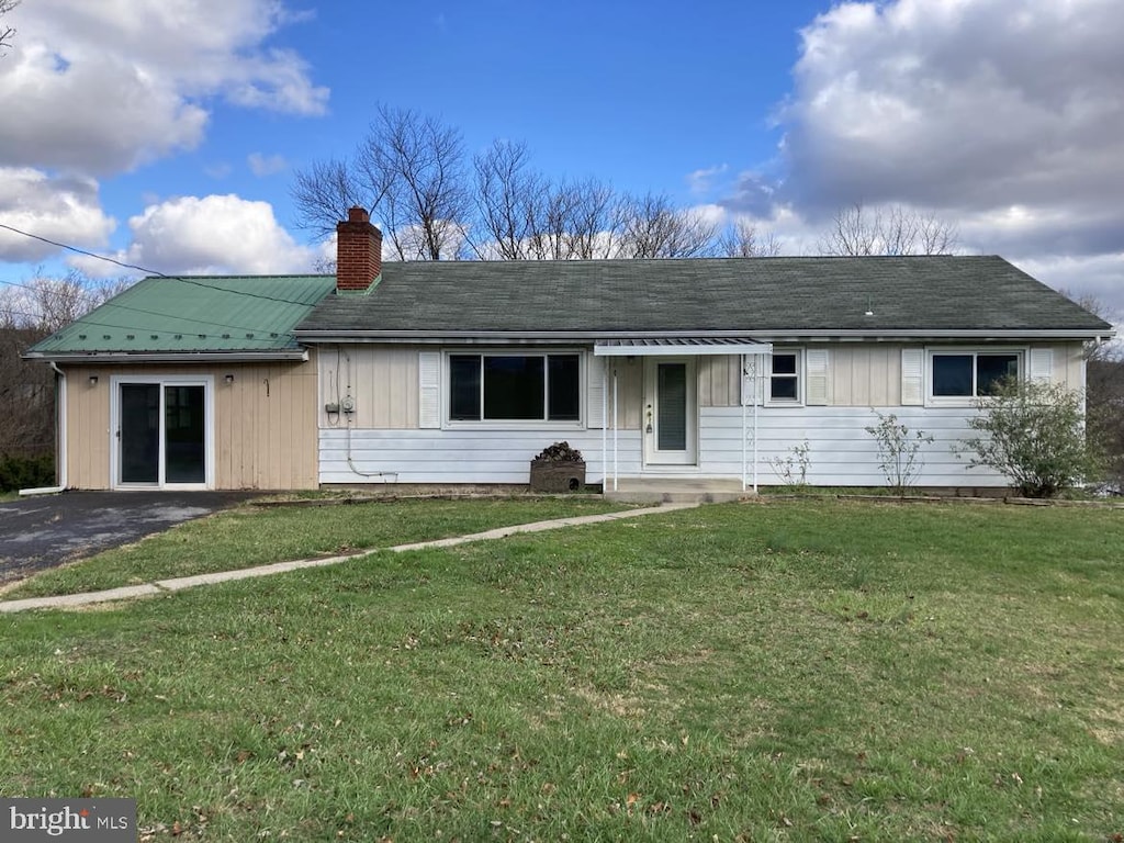 view of front facade with a front lawn