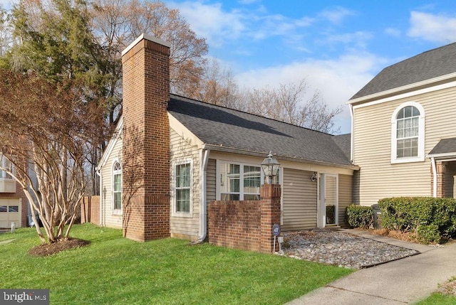 view of front facade with a front yard