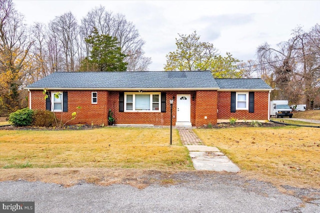 single story home featuring a front lawn