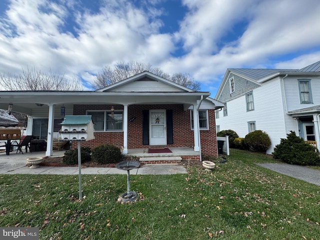 view of front of house with a front lawn