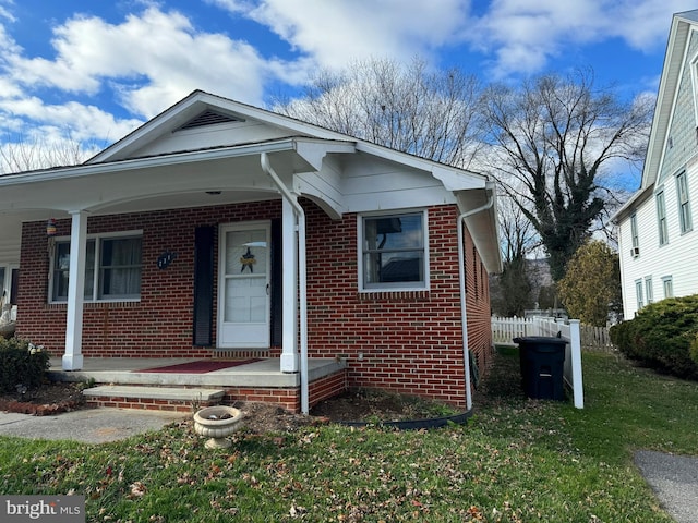 view of front of property featuring a porch and a front lawn