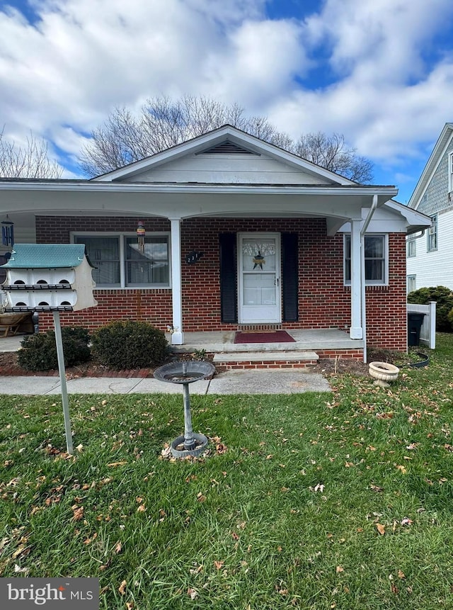 view of front of house with a front lawn and covered porch