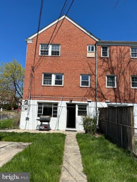 back of house featuring a lawn