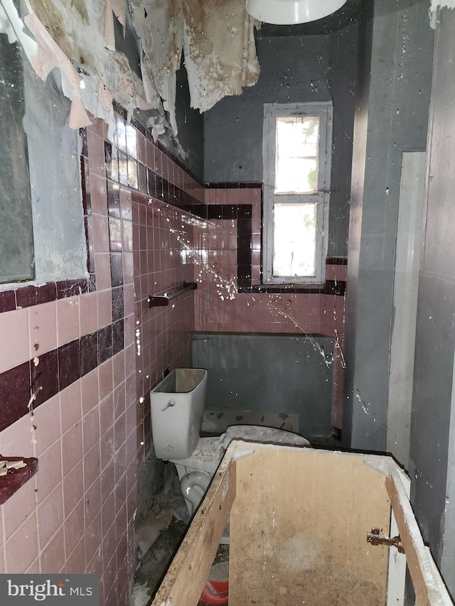 bathroom featuring tile walls