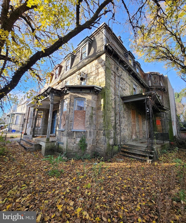 view of front of property with covered porch