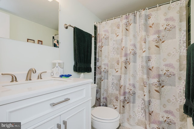 bathroom featuring a shower with curtain, vanity, and toilet