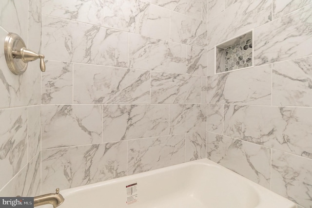 bathroom featuring tiled shower / bath combo