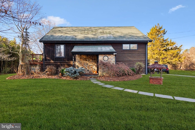 view of front of home with a front lawn