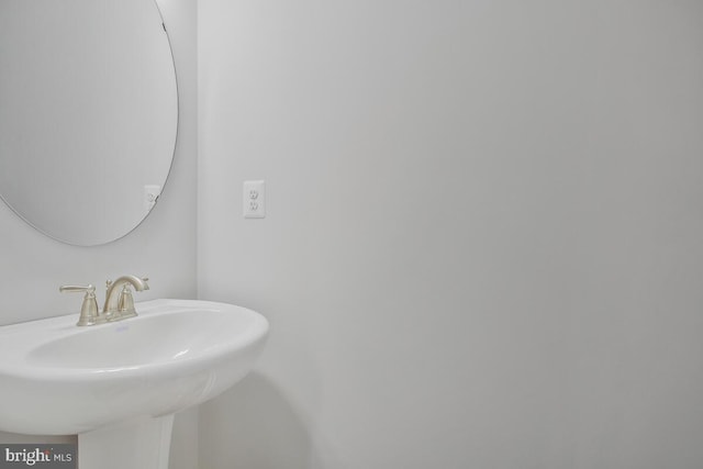 bathroom featuring sink