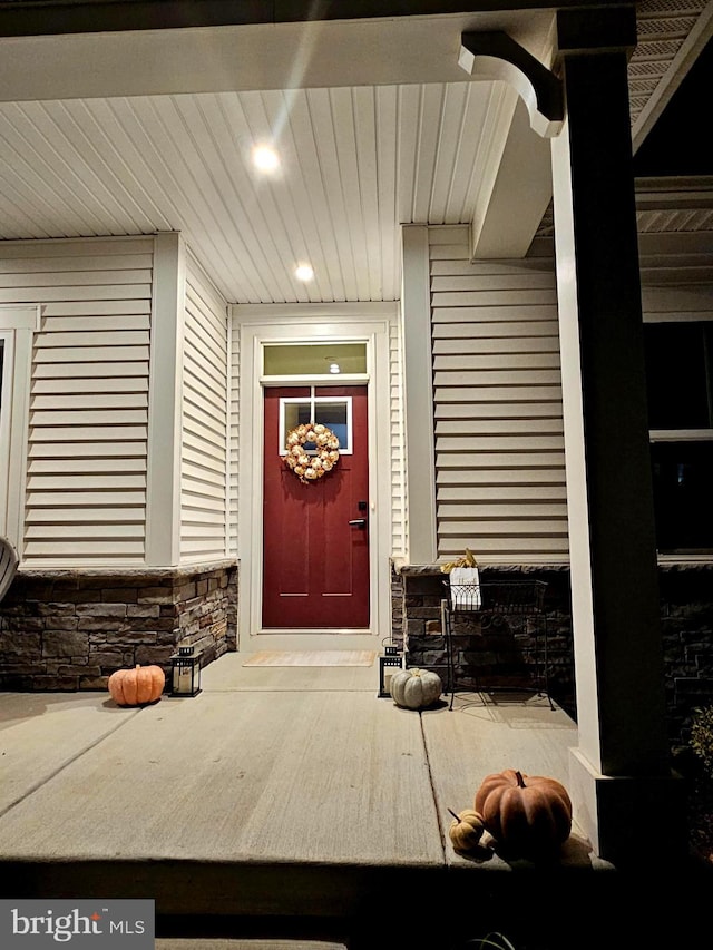 doorway to property with covered porch