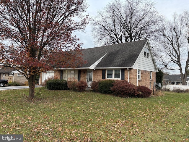 view of front facade featuring a front lawn