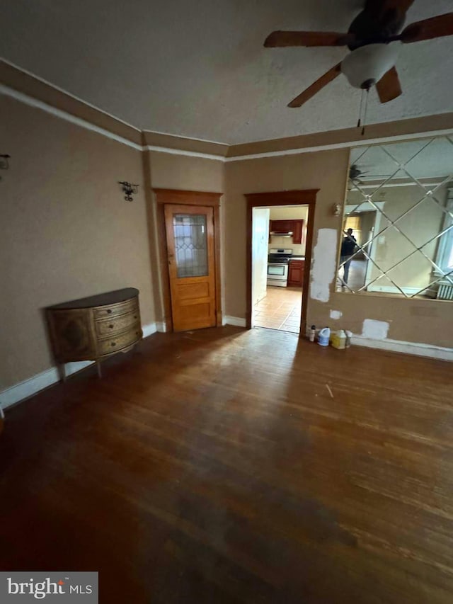 foyer entrance featuring hardwood / wood-style flooring, ceiling fan, and ornamental molding