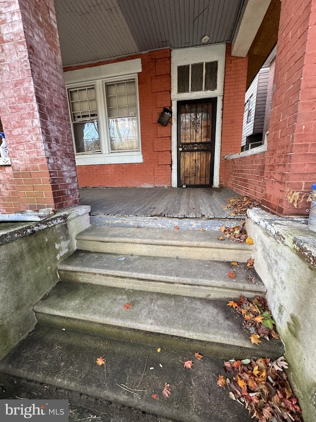 property entrance featuring covered porch