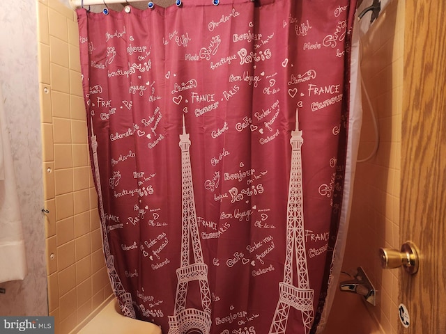 room details featuring a shower with curtain