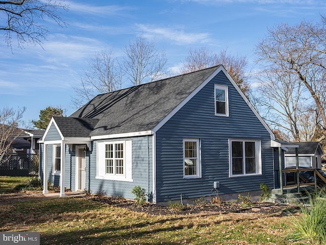 view of side of property featuring a yard