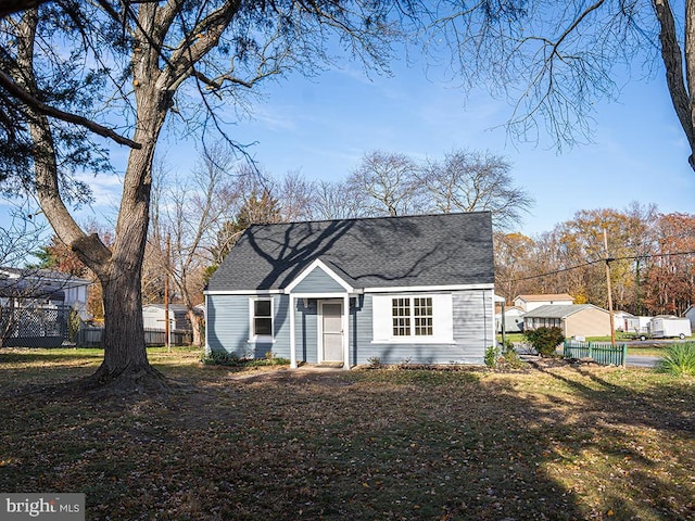 view of front of home featuring a front lawn