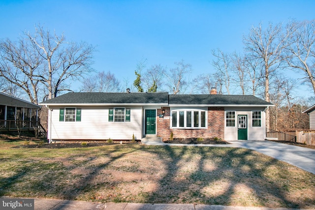 ranch-style house featuring a front yard