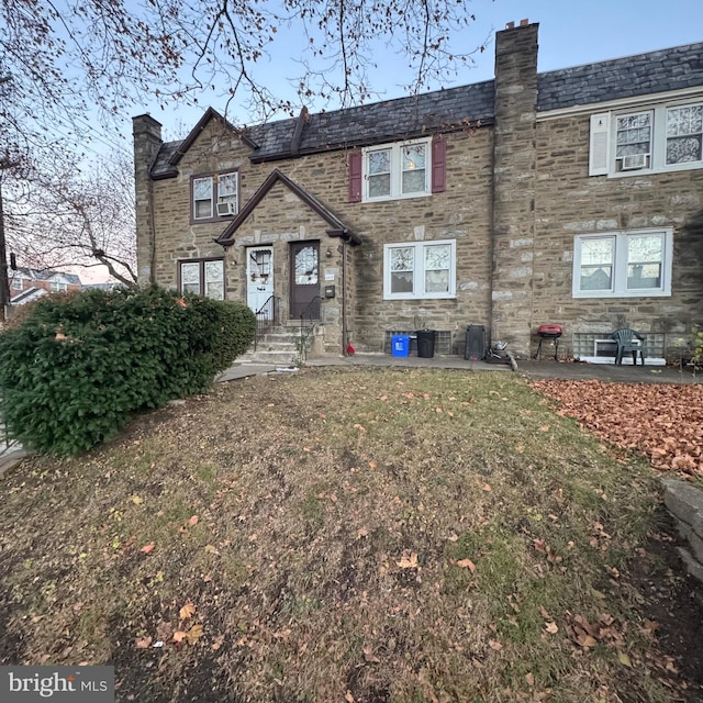 view of front of property with a front lawn