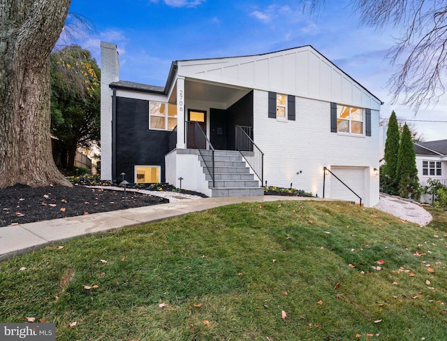 view of front of home featuring a garage and a front yard