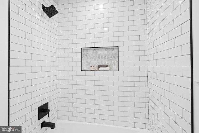 bathroom featuring tiled shower / bath combo