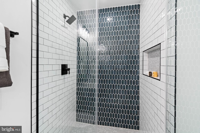 bathroom featuring a tile shower