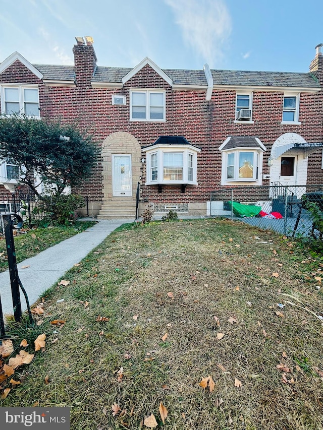 townhome / multi-family property with a front yard