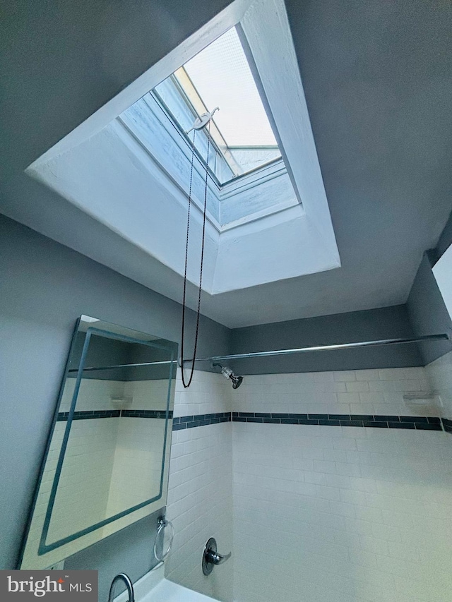 interior details with tiled shower / bath