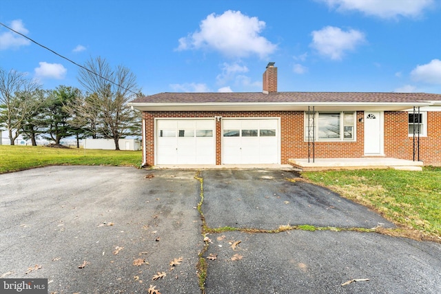 view of front of property featuring a garage and a front yard