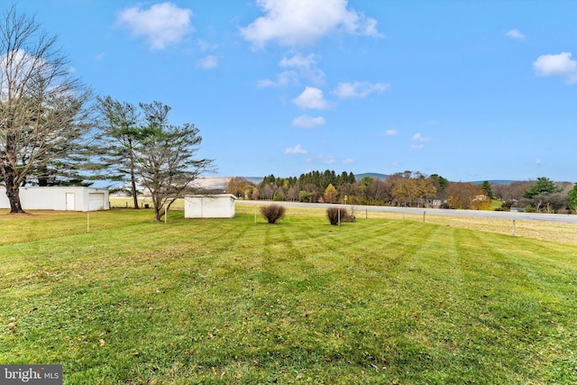 view of yard featuring a rural view