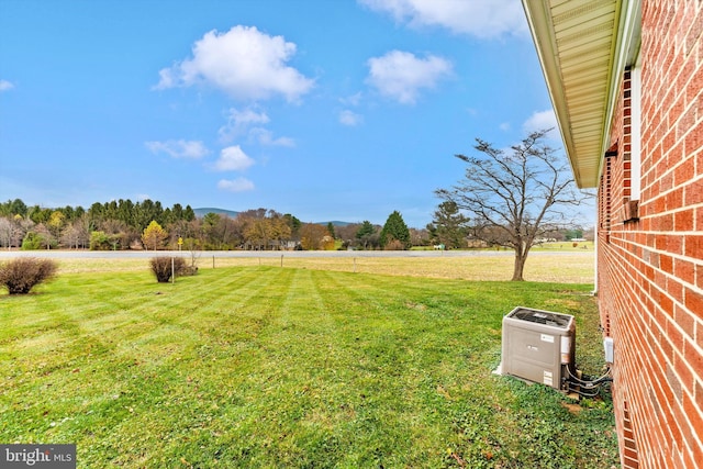 view of yard featuring a rural view