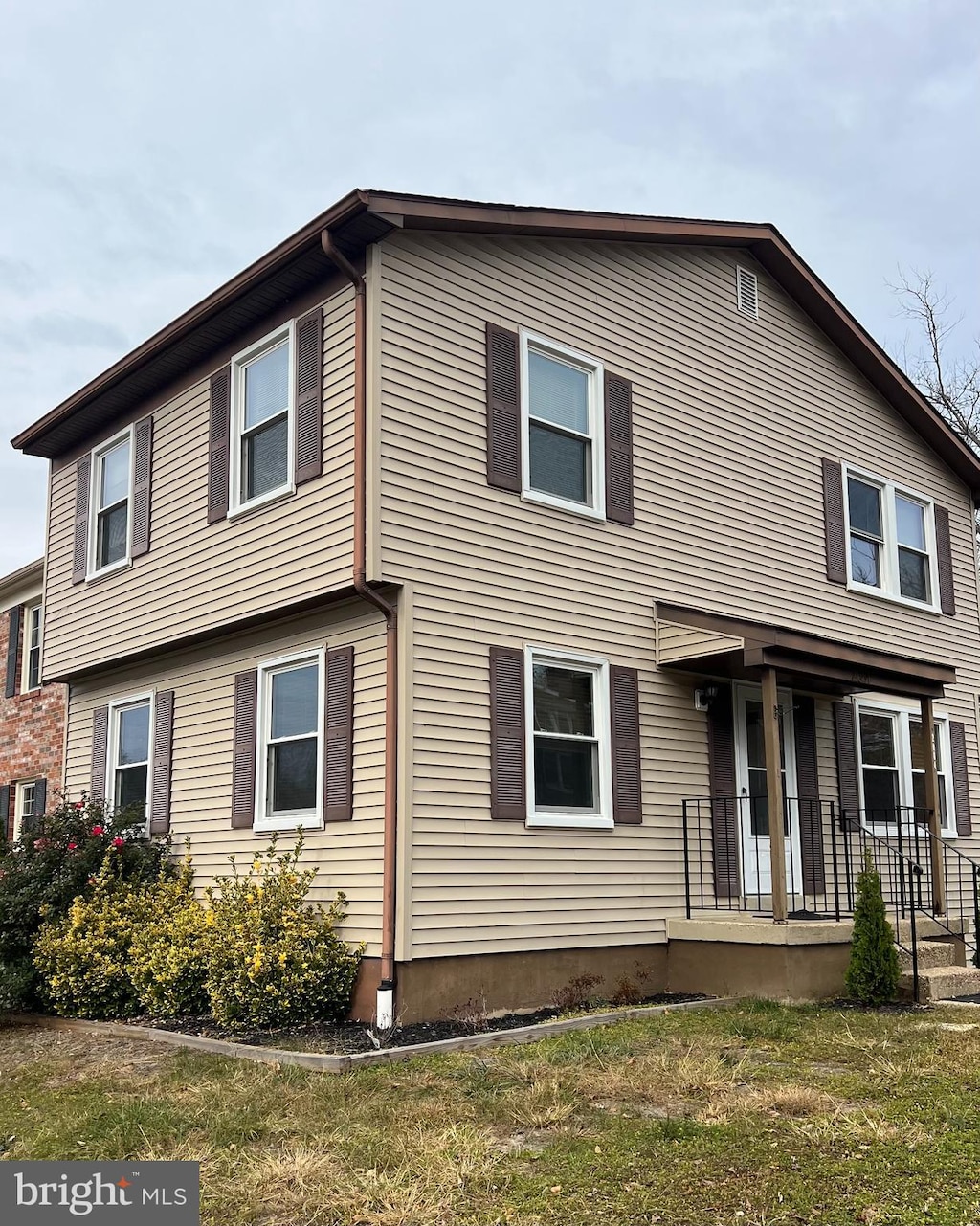 view of front facade featuring a front yard