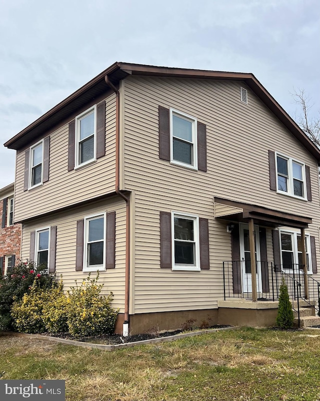 view of front facade featuring a front yard