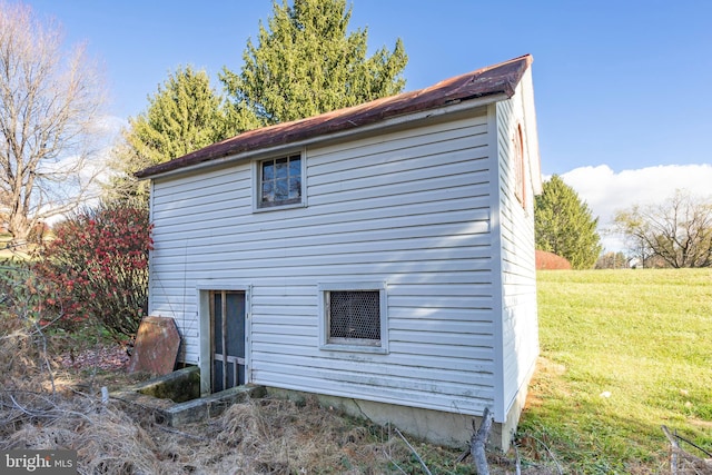 back of house featuring a lawn