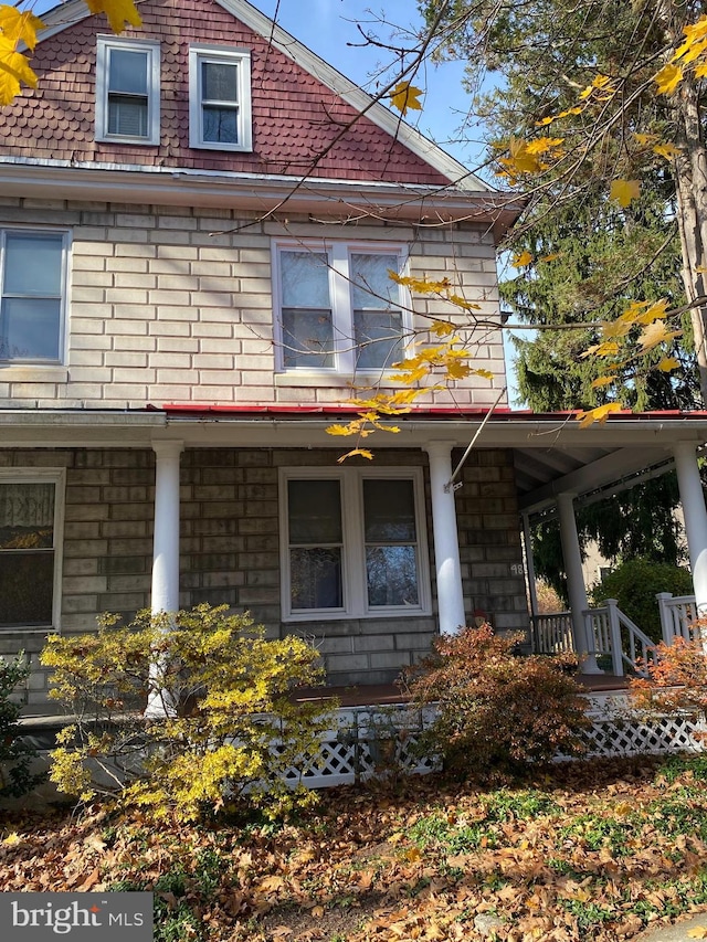 view of front facade with a porch