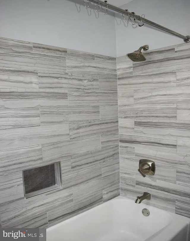 bathroom with tiled shower / bath combo