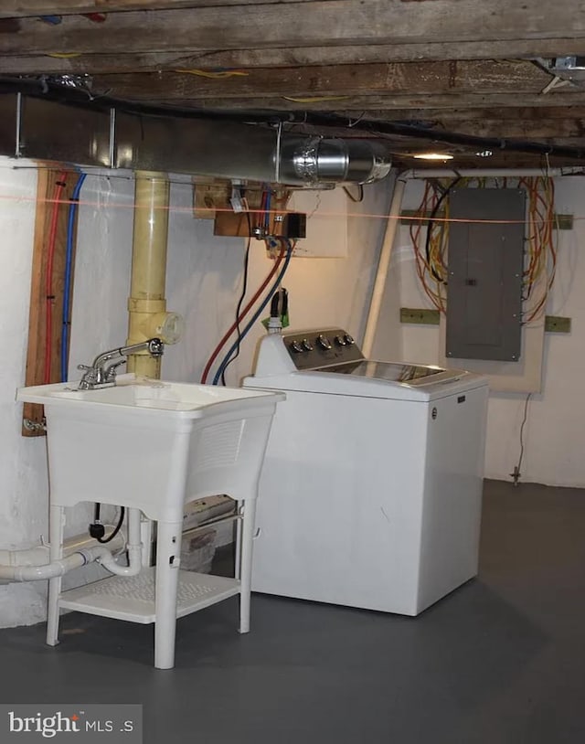 laundry room featuring electric panel and independent washer and dryer