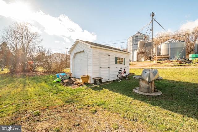 view of yard with an outdoor structure