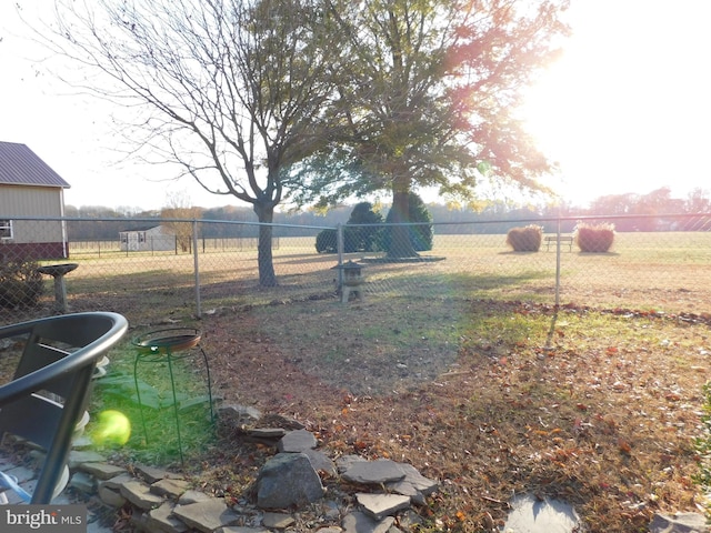 view of yard featuring a rural view