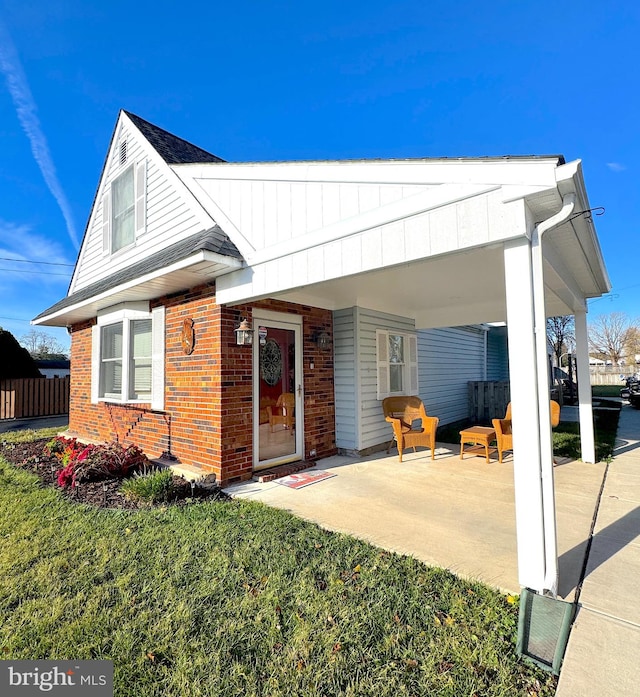 view of front of property featuring a front lawn