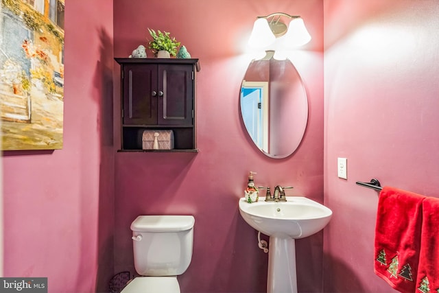 bathroom featuring toilet and sink